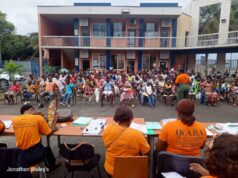 Niños y familias desfavorecidas reciben material escolar de la asociación IKABA en bata