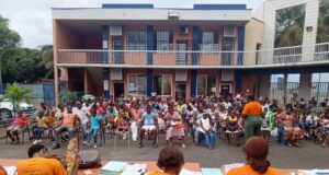 Niños y familias desfavorecidas reciben material escolar de la asociación IKABA en bata