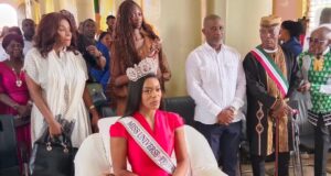 La Miss Universo Guinea Ecuatorial, Teresa Isabel Mbomio Ada,visita la localidad de San José en Evinayong