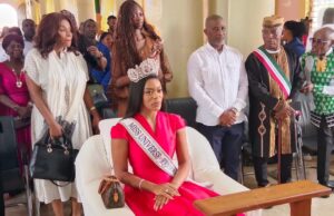 La Miss Universo Guinea Ecuatorial, Teresa Isabel Mbomio Ada,visita la localidad de San José en Evinayong