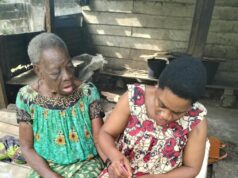 María Flora Esono, hija nata de Nsok Nsomo, dona asistencia sanitaria y alimentos a mujeres de edad avanzada.
