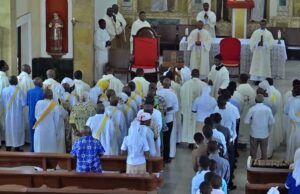 Sacerdotes y agentes pastorales renuevan su misión al inicio del Año Pastoral 2026/2027 en Ebibeyin