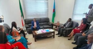 El pasado colonial africano centra el encuentro entre Guillermina Mekuy y el ministro de Información