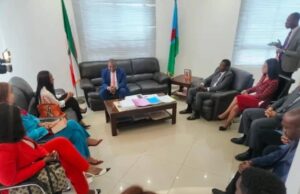El pasado colonial africano centra el encuentro entre Guillermina Mekuy y el ministro de Información