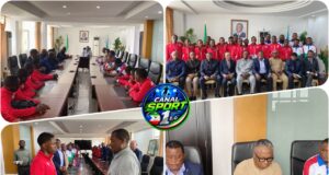 Pedro Mabale entrega la bandera Nacional al Nzalang Sub-15 rumbo a la mundial