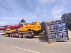Un contenedor se desliza de un camión tráiler y corta la carretera Bomudy – Palacio de Justicia