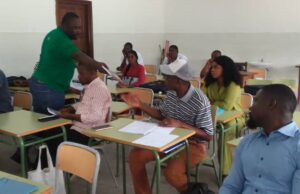 Ediciones Esangui se presenta en Ebibeyin y dona libros al Centro Dr. Rafael María Nze Abuy