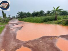 El mal estado de la carretera de Mondong: de un pequeño charco a un lodazal de más de ocho metros