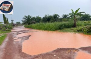 El mal estado de la carretera de Mondong: de un pequeño charco a un lodazal de más de ocho metros