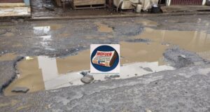 Vecinos de Semu, en Malabo, denuncian el mal estado de sus carreteras, llenas de baches