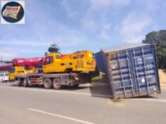 Un contenedor se desliza de un camión tráiler y corta la carretera Bomudy – Palacio de Justicia