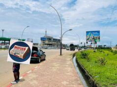 Las aguas residuales de Puerto dificultan el paso de peatones y la actividad comercial