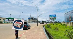 Las aguas residuales de Puerto dificultan el paso de peatones y la actividad comercial