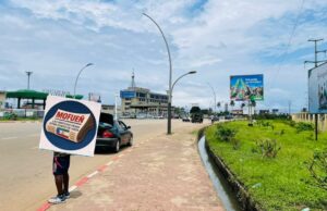 Las aguas residuales de Puerto dificultan el paso de peatones y la actividad comercial